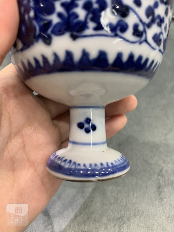 清乾隆青花缠枝花卉纹高足杯 - 图11